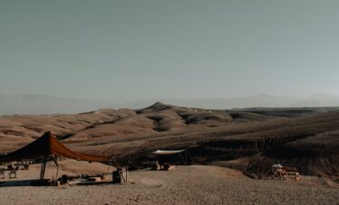 a tent set up in the middle of a desert